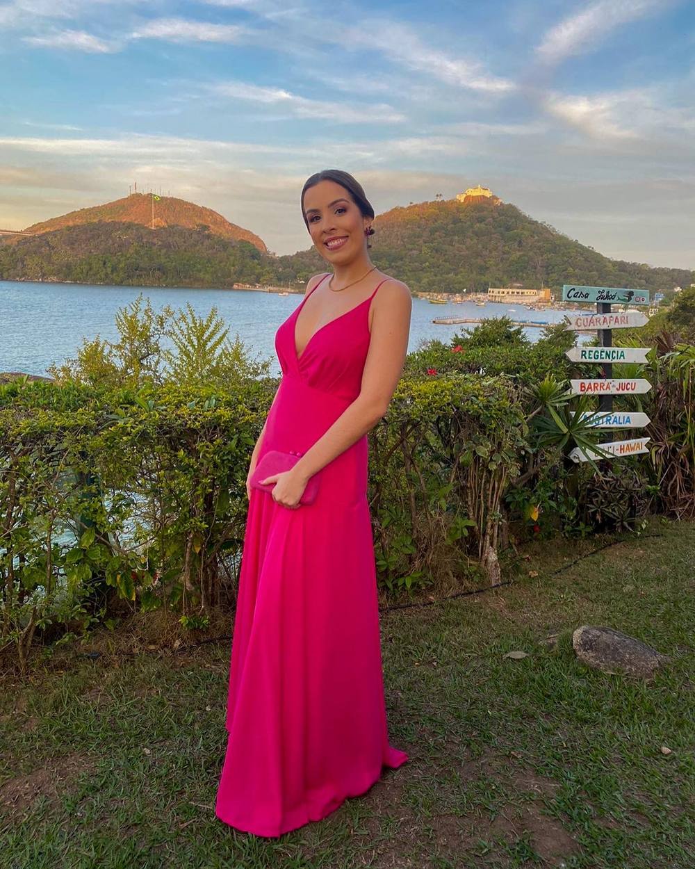 Vestido longo fúcsia de alça fina com decote V e caimento fluido.