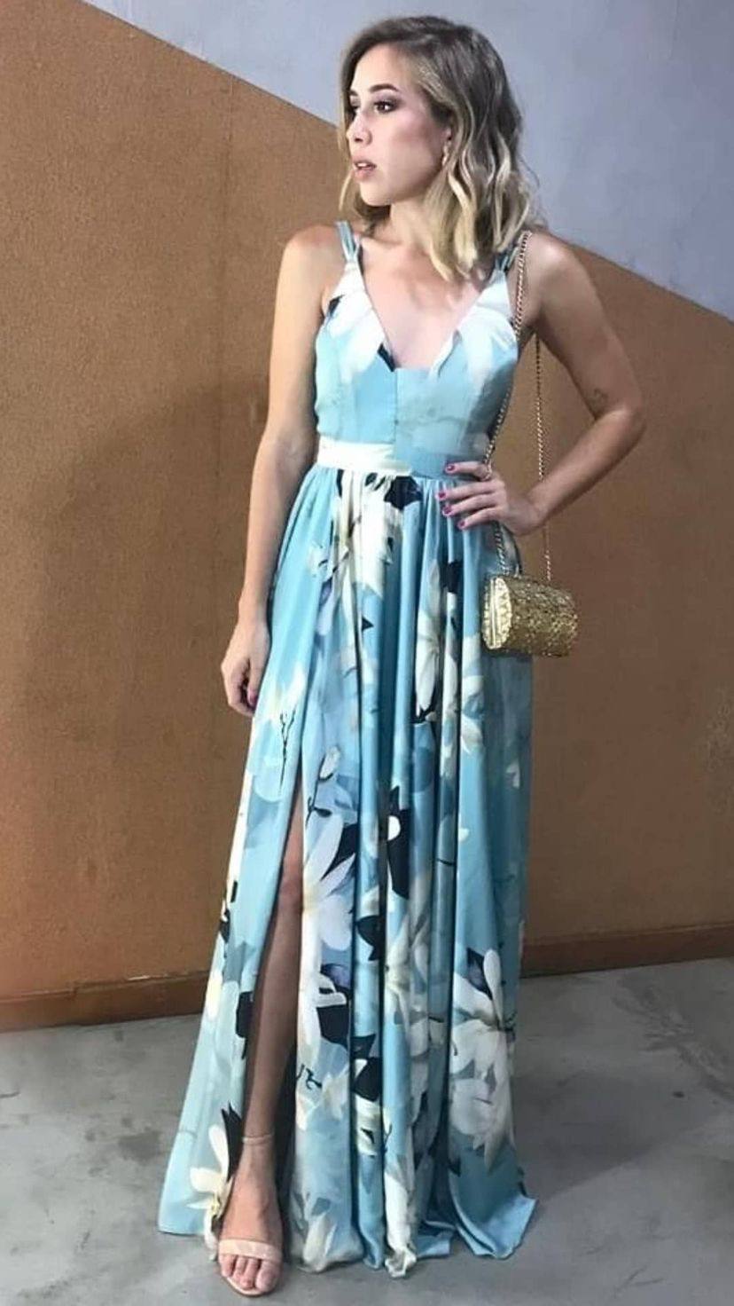 Vestido longo azul claro floral, com decote V, alças finas, saia fluida e fenda lateral.