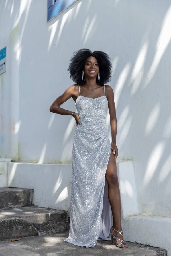 Vestido longo prata de paetê com brilho, alças finas, fenda lateral e corte reto.
