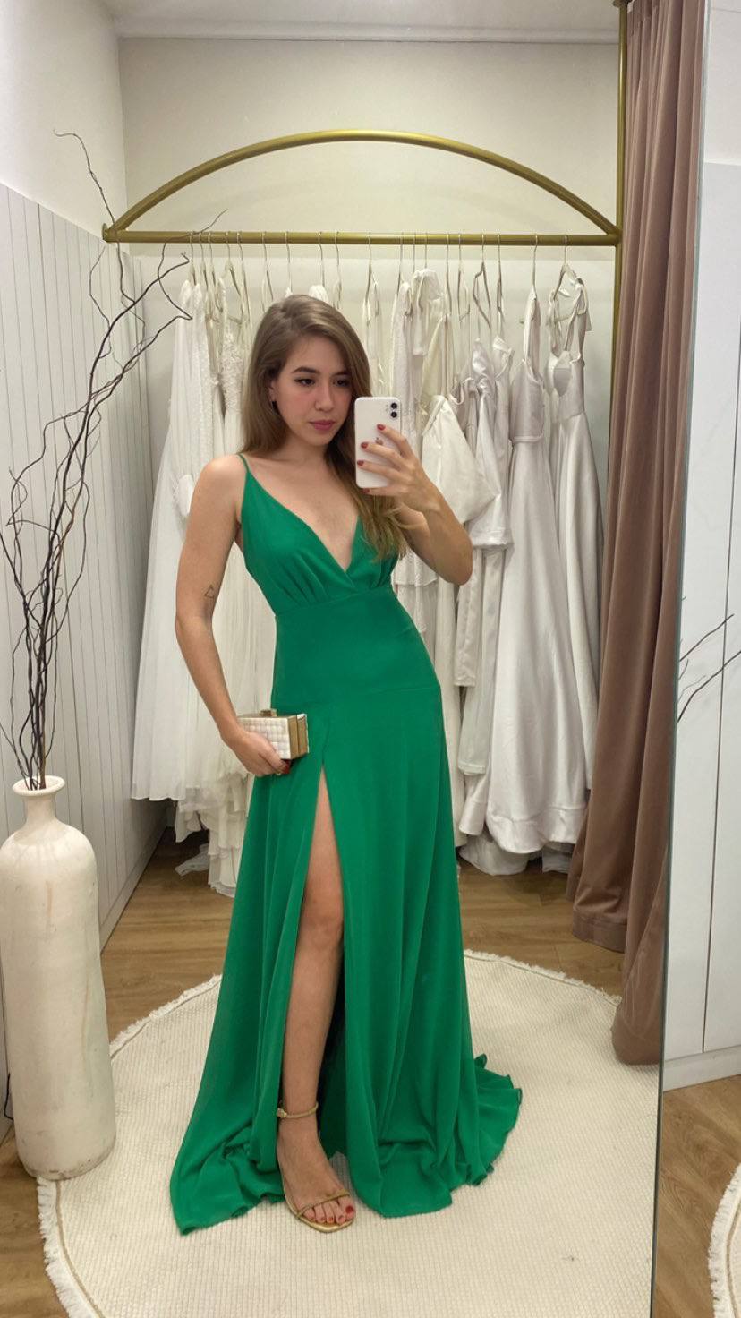 Vestido longo verde com alças finas, decote V profundo, fenda frontal e saia fluida.