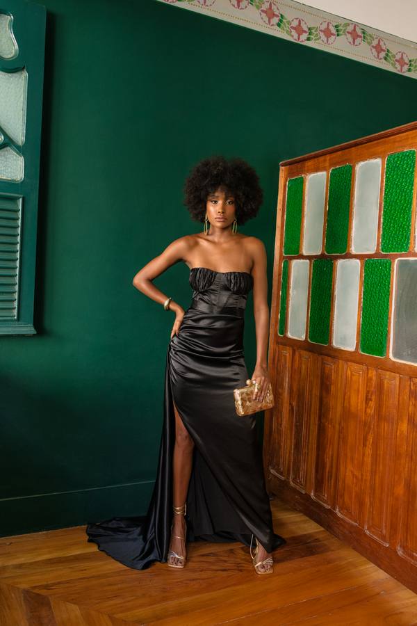 Vestido longo preto em cetim, modelo tomara que caia com decote drapeado e fenda lateral.
