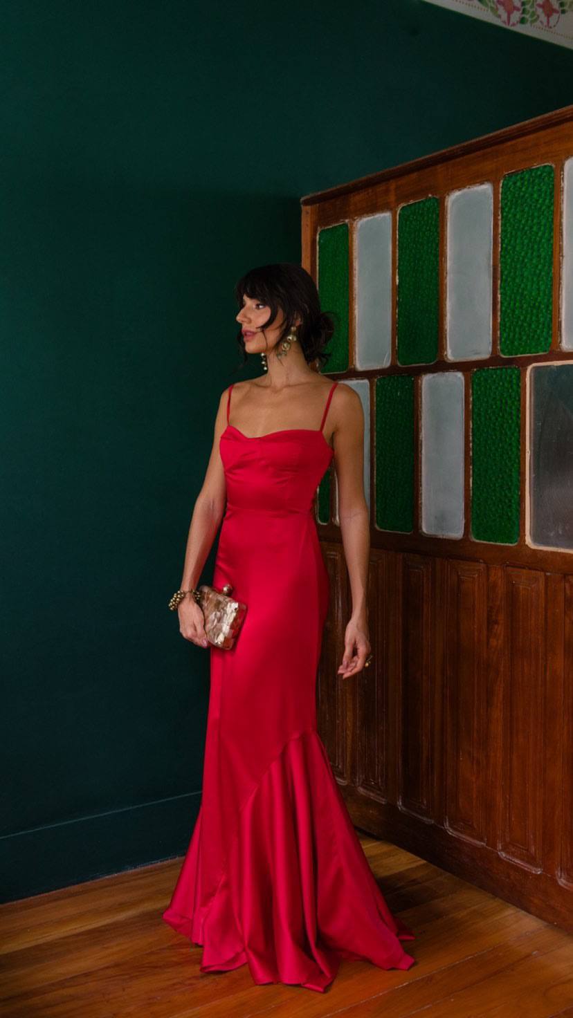 Vestido longo vermelho de cetim, com alças finas e modelagem sereia ajustada com barra fluida.