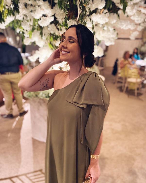 Vestido verde oliva de um ombro só, caimento fluido e detalhe estruturado no ombro.