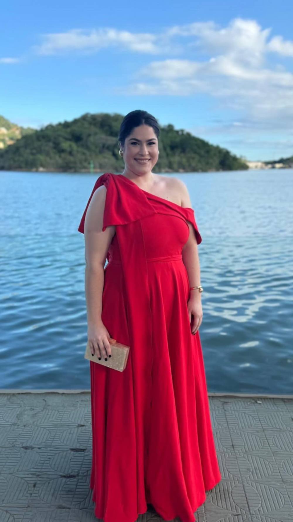 Vestido longo vermelho, modelo de um ombro só com detalhe drapeado e saia evasê fluida.