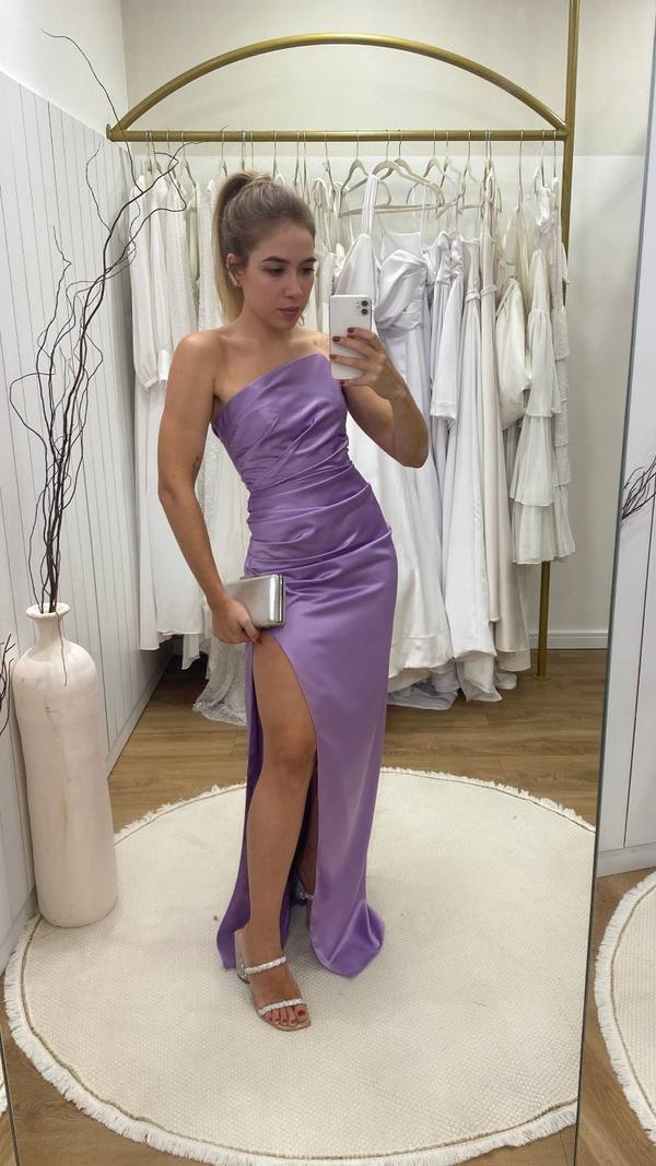 Vestido longo lilás de cetim, tomara que caia com fenda alta e detalhes franzidos no corpo.