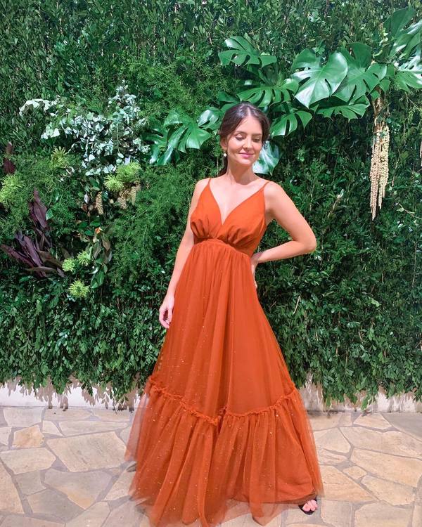 Vestido longo terracota em tule com brilho, alças finas, decote em V e saia fluida com babado.