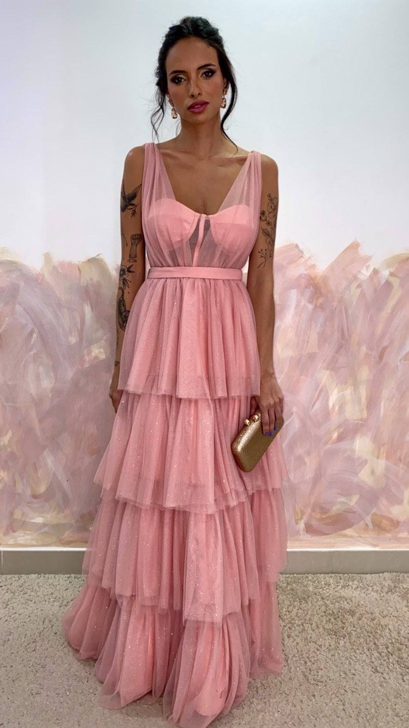 Vestido longo rosé em tule com brilho, decote V, cintura marcada e saia em camadas fluidas.