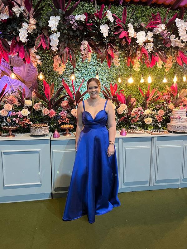 Vestido longo azul de cetim, com decote drapeado, alças finas e saia evasê fluida.
