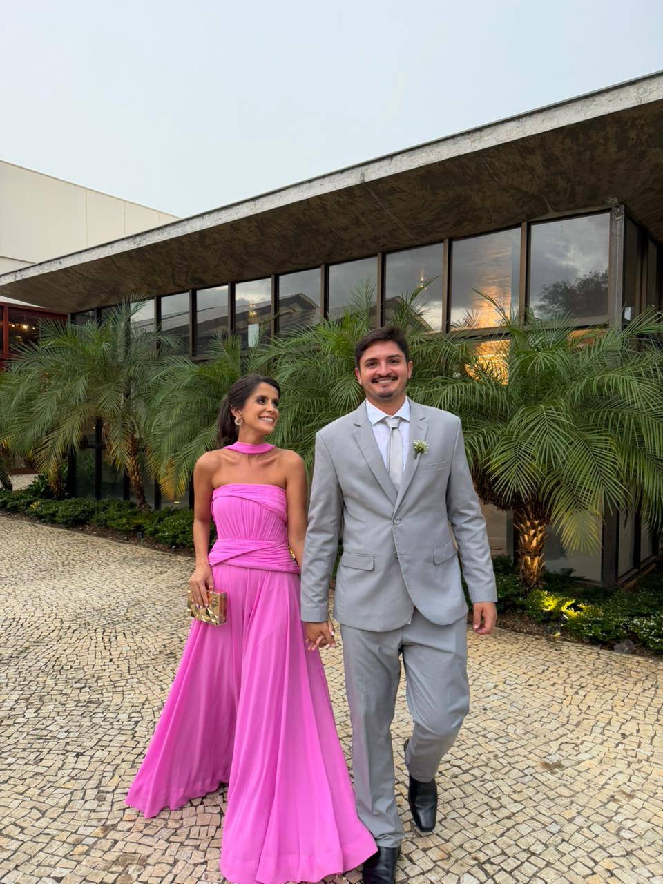 Vestido longo fúcsia tomara que caia e saia fluida