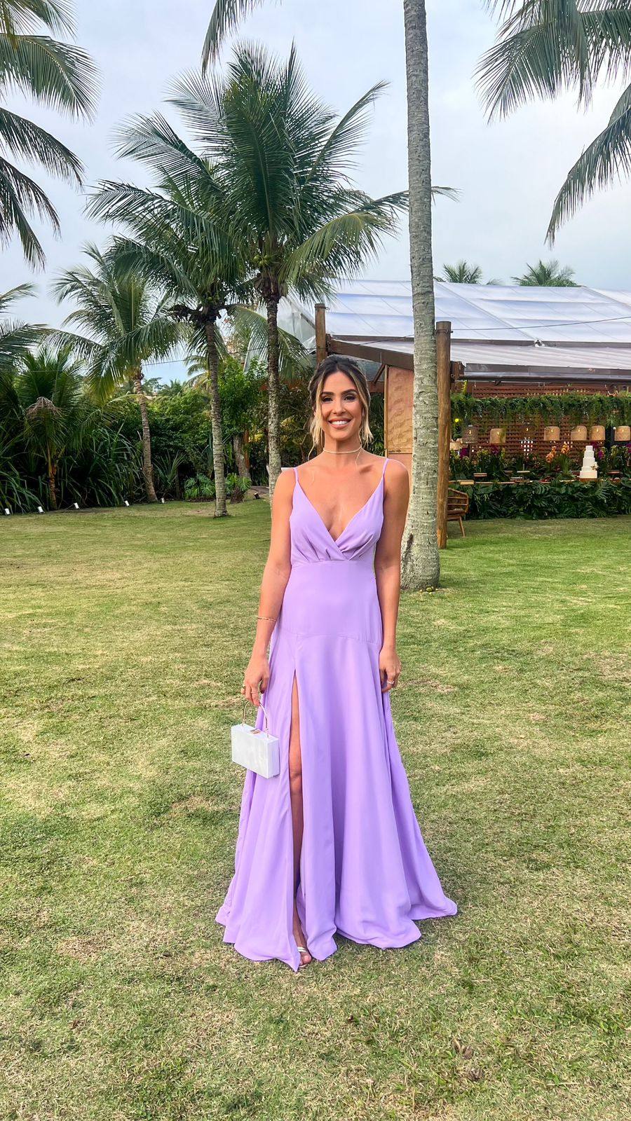 Vestido longo lilás com alças finas, decote V transpassado, fenda frontal e saia fluida.