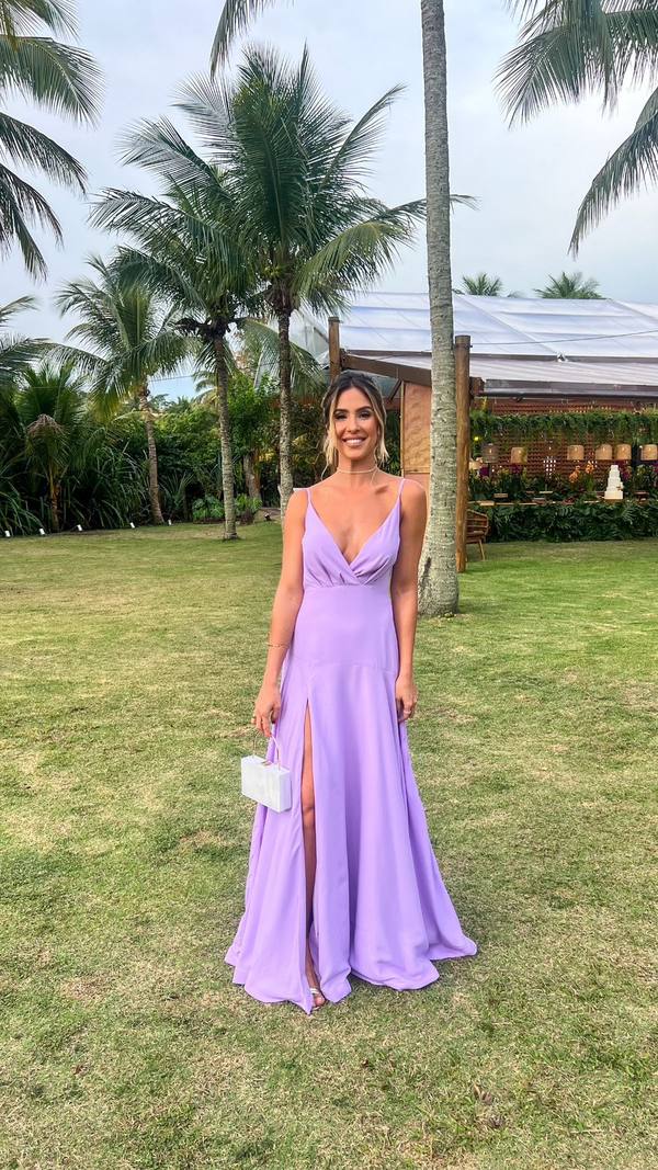 Vestido longo lilás com alças finas, decote V transpassado, fenda frontal e saia fluida.