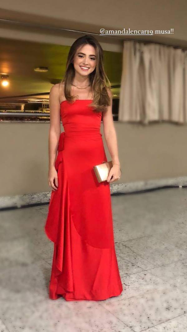 Vestido longo vermelho, modelo tomara que caia com detalhe transpassado e drapeado na saia.