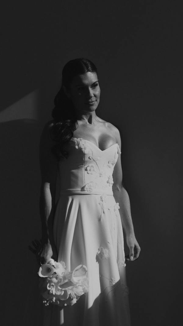 Vestido de noiva branco em renda, decote V e véu