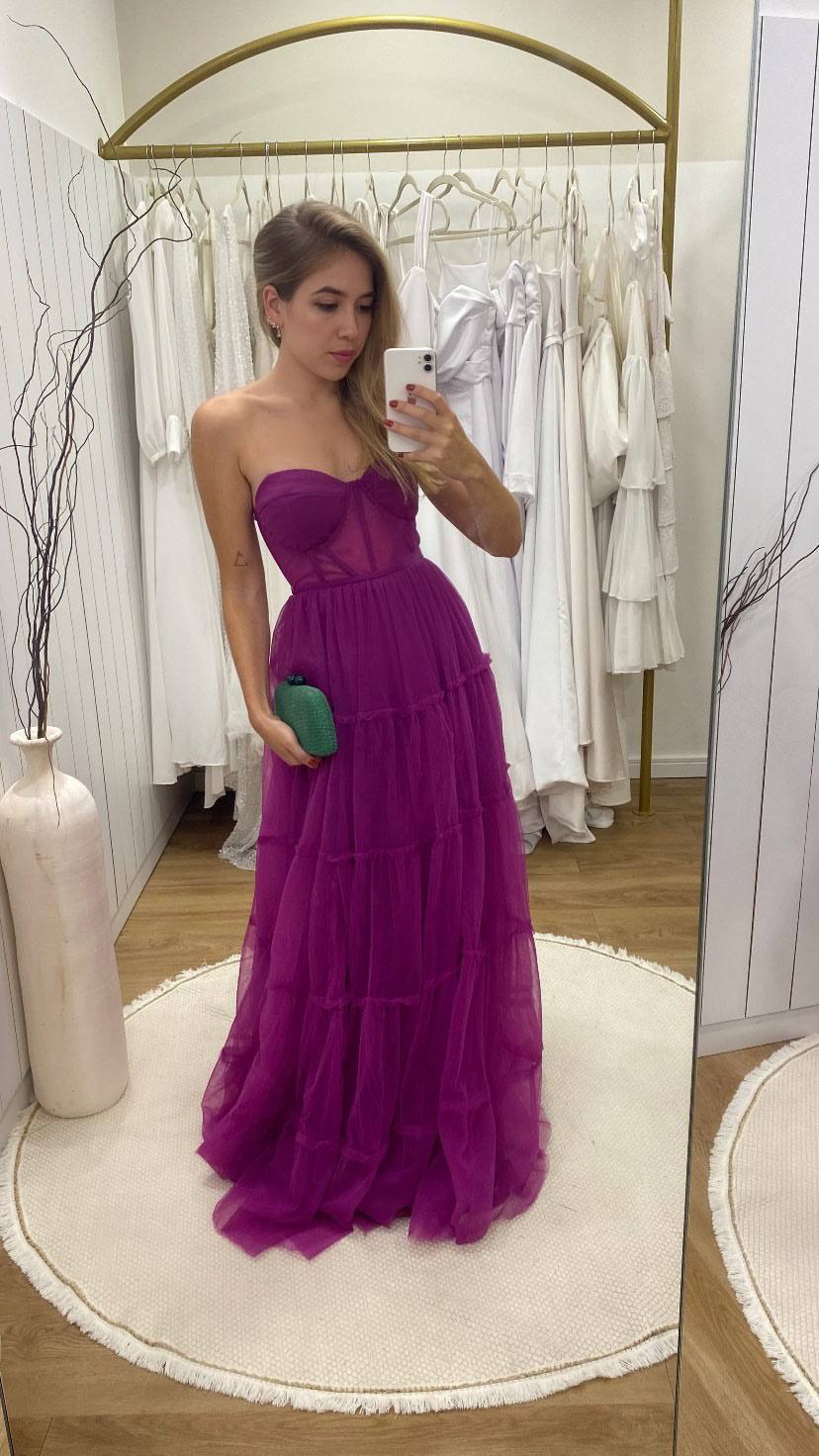 Vestido longo fúcsia de tule, modelo tomara que caia com corpete estruturado e saia em camadas.