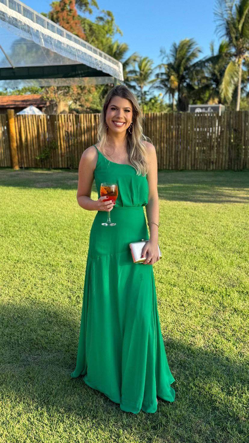 Vestido longo verde de tecido leve, com alças finas, cintura marcada e saia fluida.