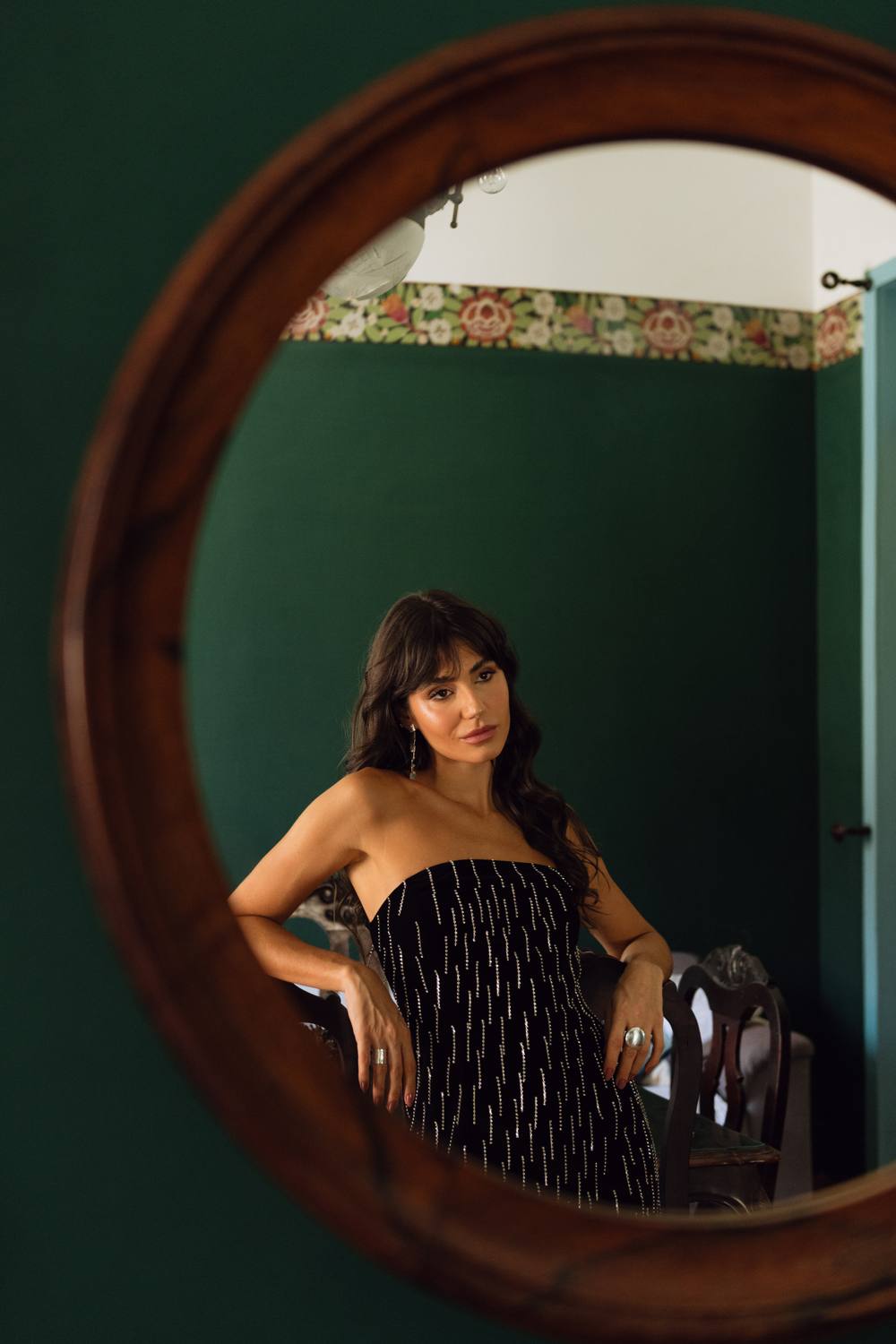 Vestido preto tomara que caia com bordados verticais de brilho e caimento ajustado no busto.