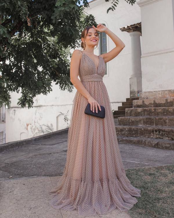 Vestido longo nude com estampa de poás, decote V, alças finas e saia fluida com babado na barra.