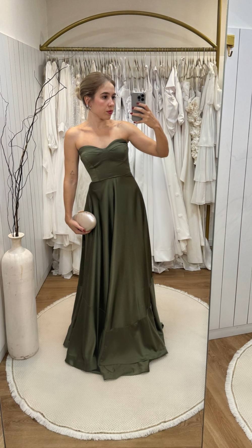Vestido longo verde oliva tomara que caia com corpete estruturado e saia evasê de caimento fluido.