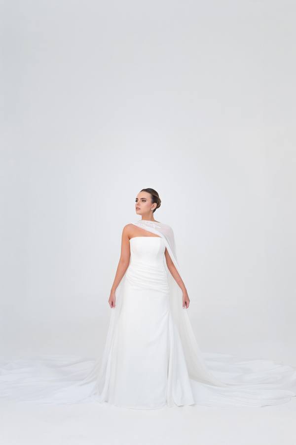 Vestido de noiva branco de um ombro, em estúdio