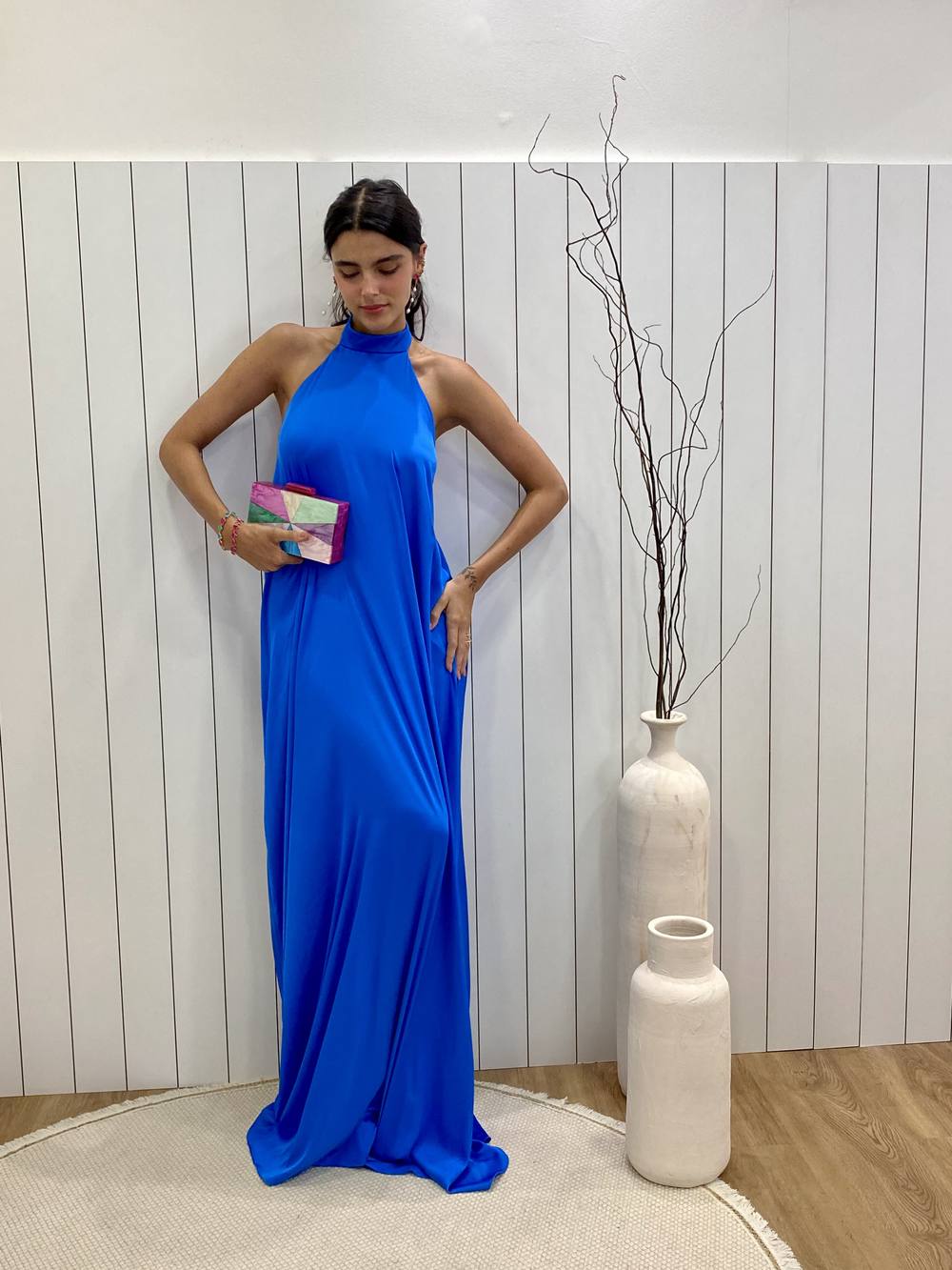 Vestido longo azul royal com decote frente única, tecido acetinado e caimento fluido.