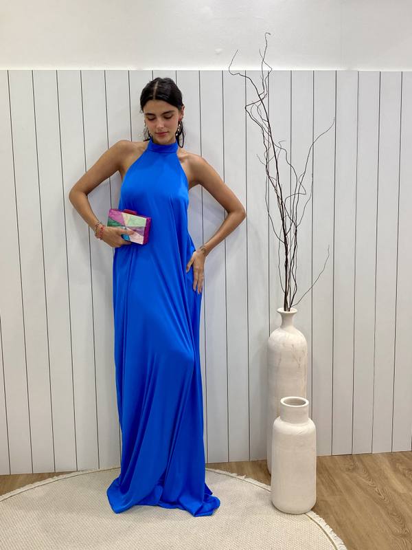 Vestido longo azul royal com decote frente única, tecido acetinado e caimento fluido.