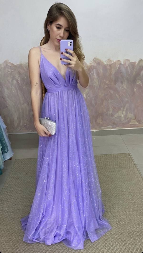 Vestido longo lilás com brilho, decote V de alças finas, cintura marcada e saia fluida.