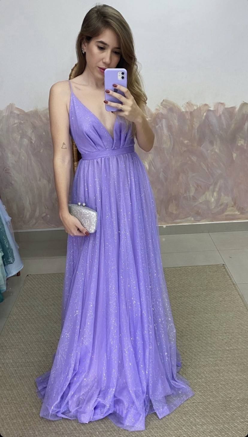 Vestido longo lilás com brilho, decote V de alças finas, cintura marcada e saia fluida.
