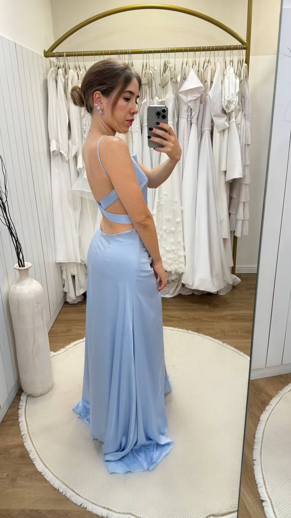Vestido longo azul claro em tecido fluido, com alças finas, costas abertas com tiras e saia leve.