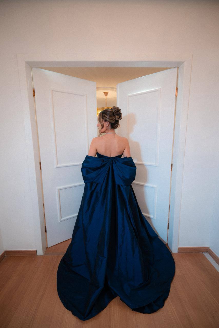 Vestido longo azul-marinho com laço estruturado nas costas e saia ampla