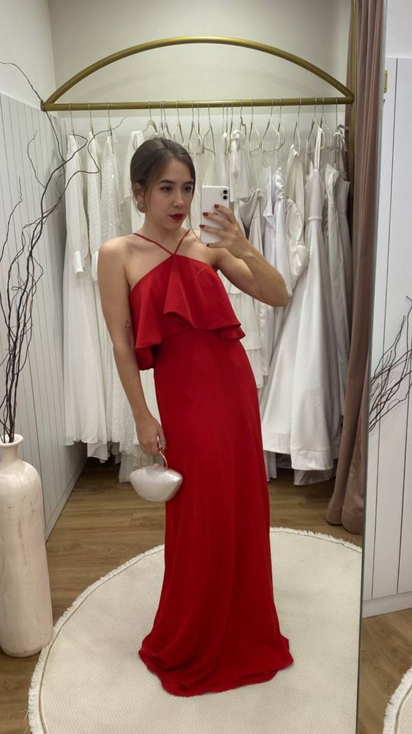 Vestido longo vermelho fluido de tecido leve, com decote frente única de alças finas e detalhe de babado no busto.