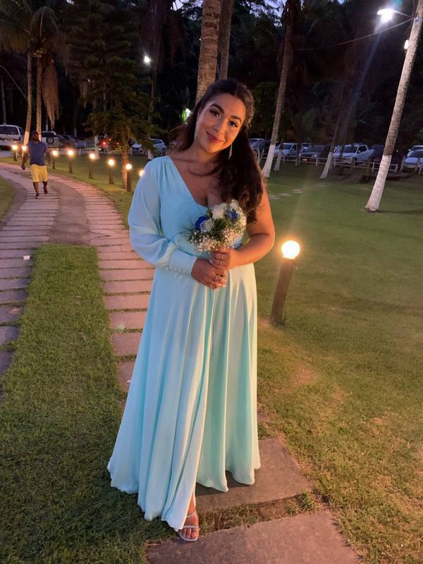 Vestido longo azul claro com decote um ombro, uma manga longa, caimento fluido e saia esvoaçante.