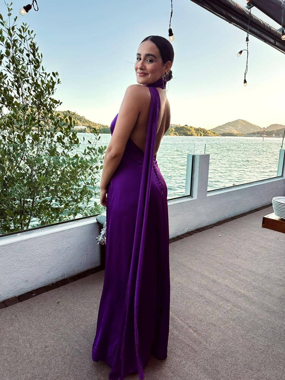 Vestido longo roxo de gola alta e caimento reto