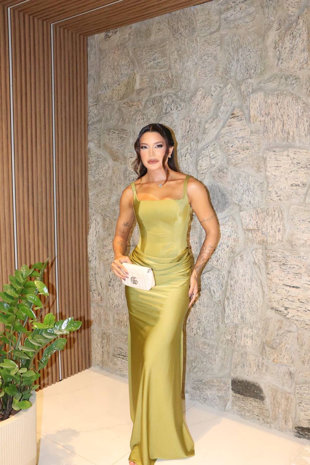 Vestido longo mostarda de cetim, alças finas e caimento reto de coluna