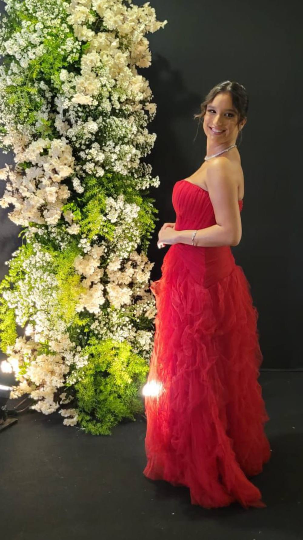 Vestido longo vermelho, modelo tomara que caia com corpete estruturado e saia volumosa de tule em camadas.