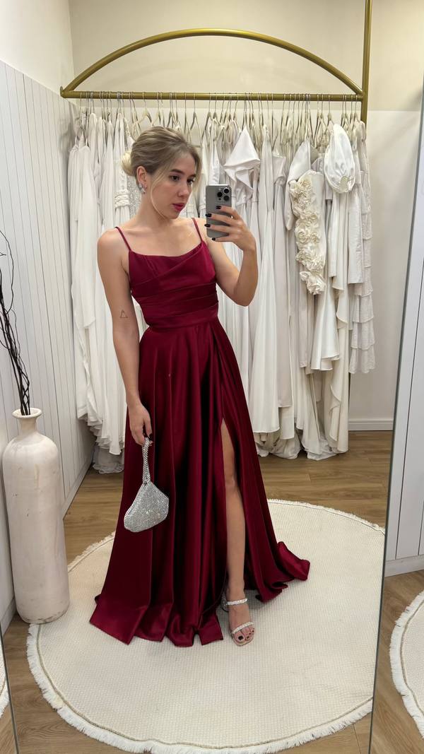 Vestido longo marsala de cetim, com alças finas, fenda frontal e saia evasê.
