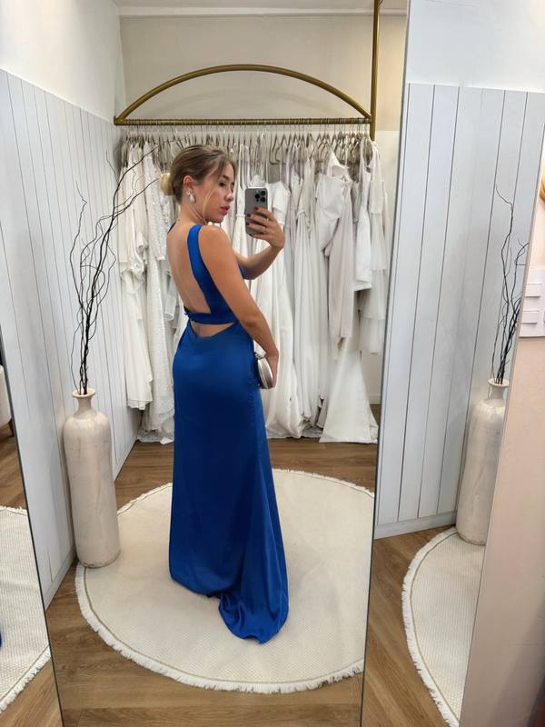 Vestido longo azul de cetim com costas nuas, recorte vazado na cintura e saia fluida.