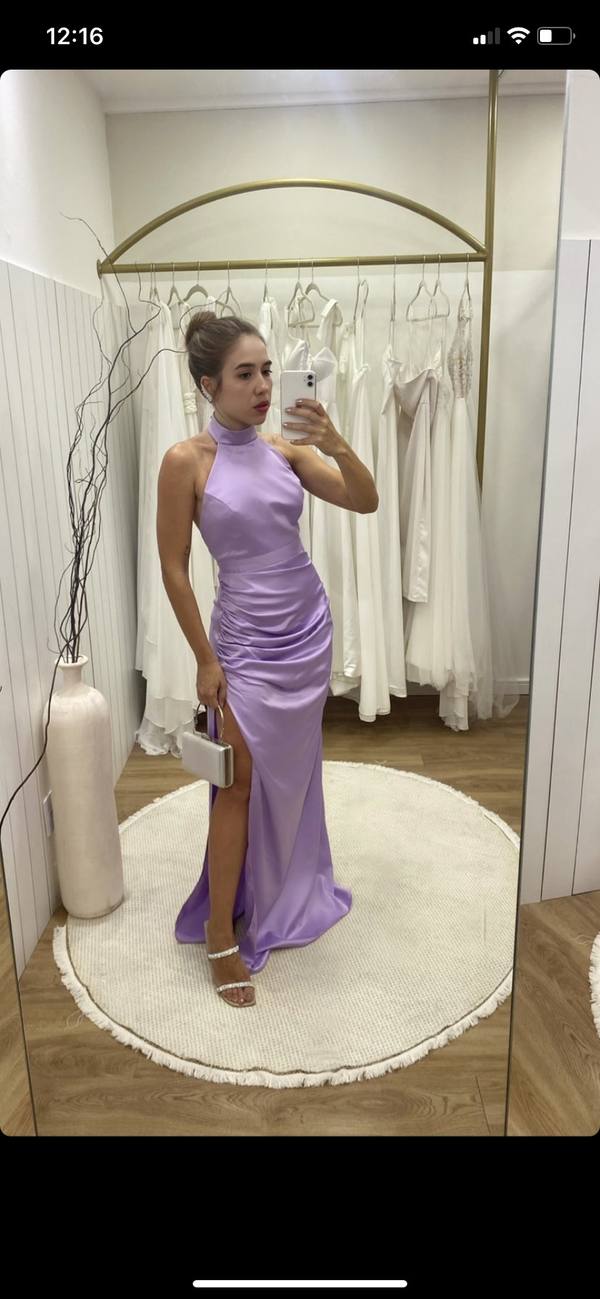 Vestido longo lilás em cetim, modelo frente única com gola alta, drapeado e fenda lateral.