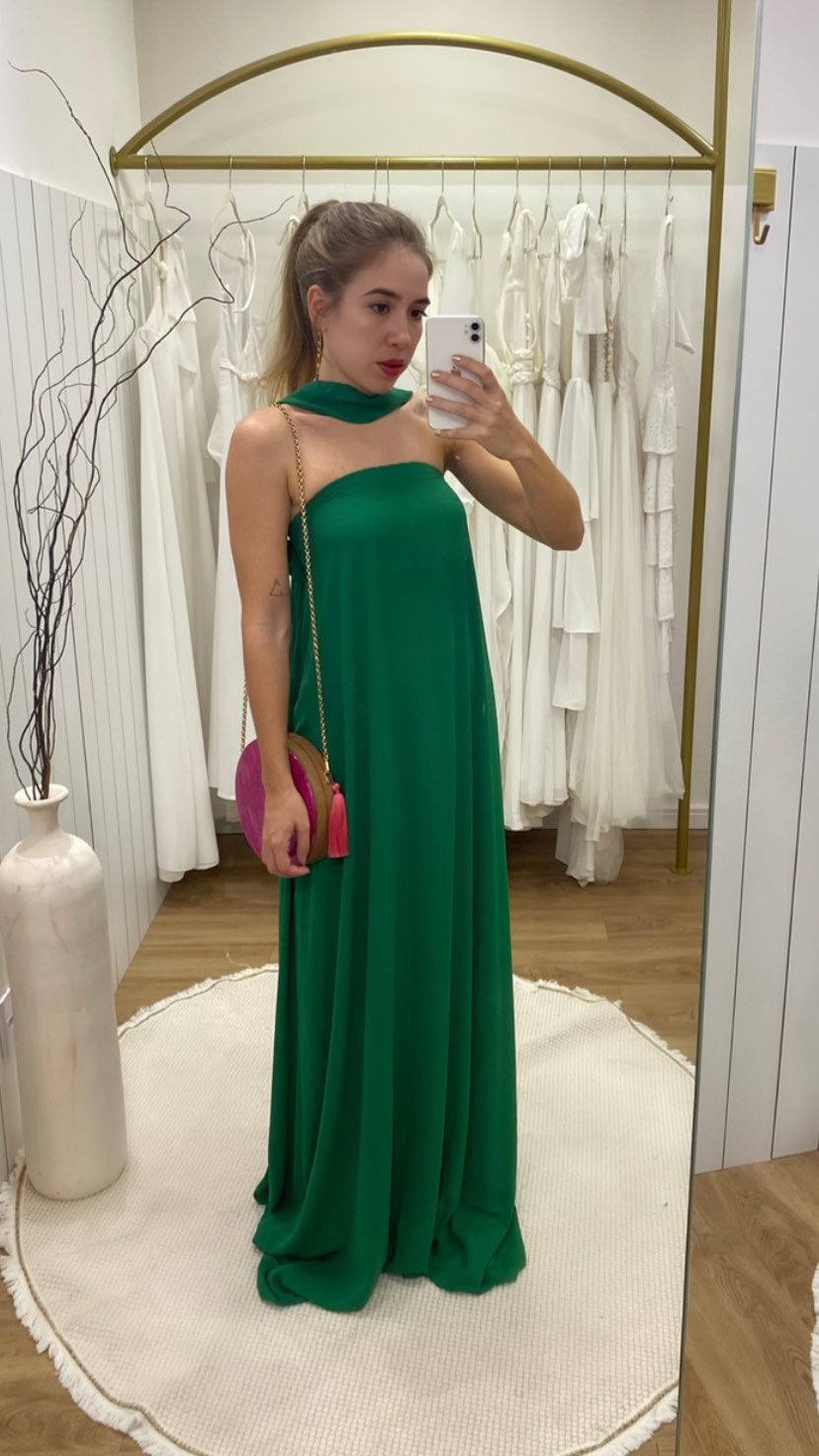 Vestido longo verde de caimento fluido, decote tomara que caia com detalhe de faixa no pescoço.