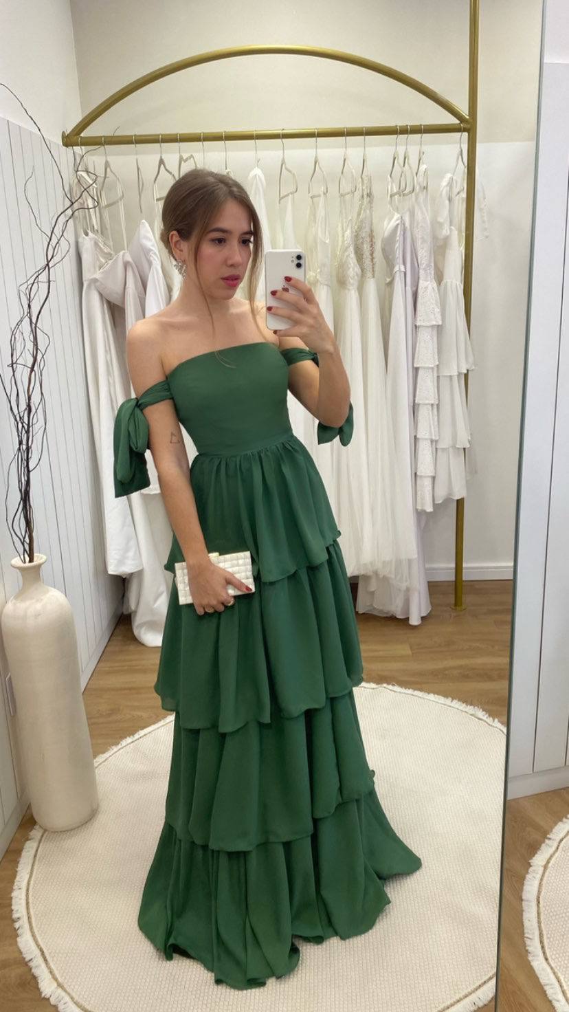 Vestido longo verde oliva em tecido leve, decote tomara que caia com laços nos braços e saia em camadas.