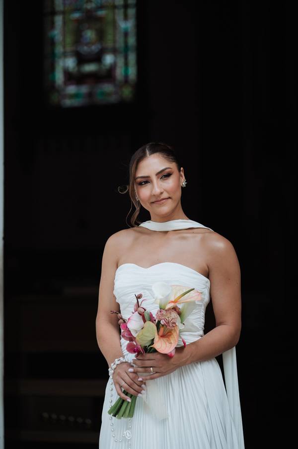 Vestido de noiva branco tomara que caia, com flores aplicadas no corpete