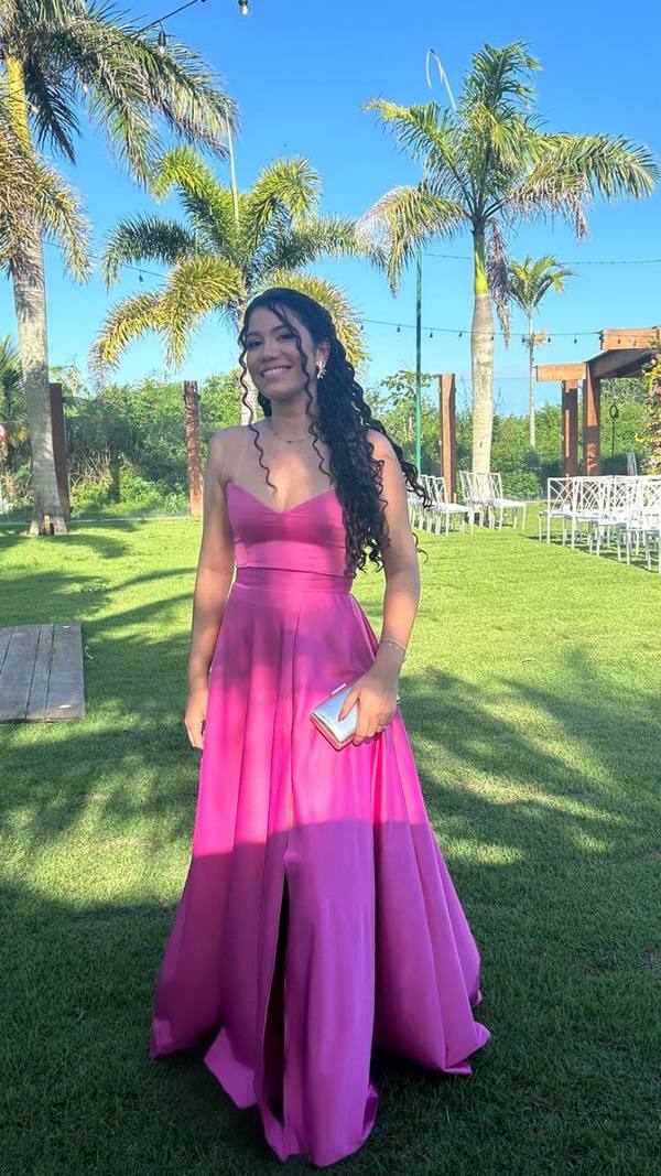 Vestido longo fúcsia em tecido acetinado, tomara que caia, saia evasê com fenda frontal.