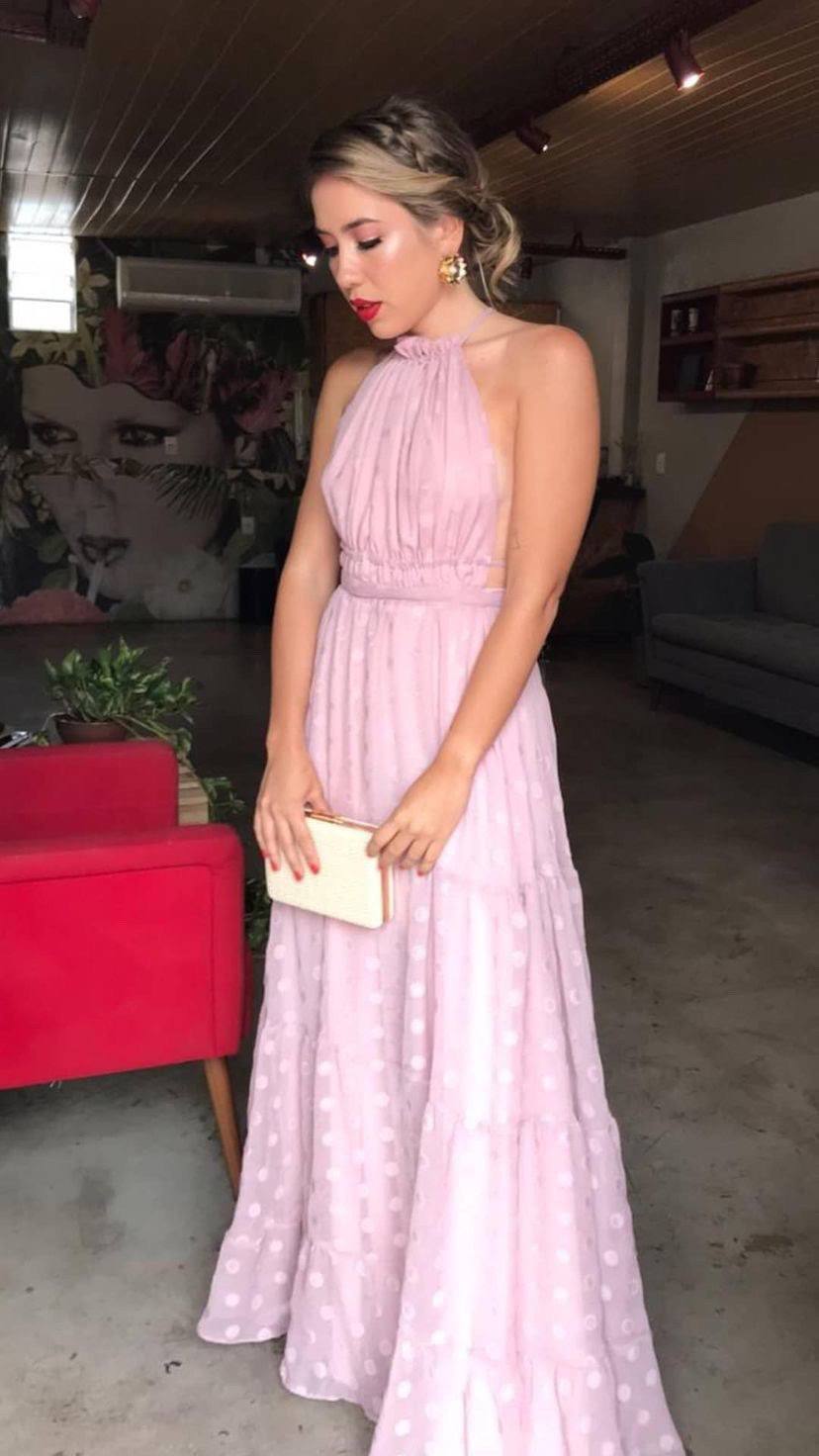 Vestido longo rosé em tecido leve com poá, decote frente única, cintura marcada e saia fluida em camadas.