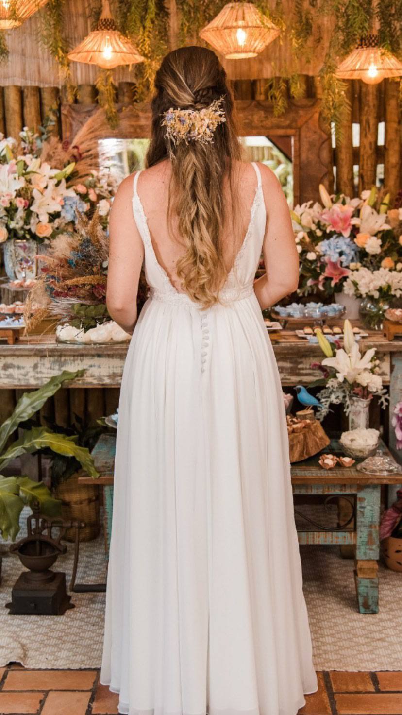 Vestido longo off-white fluido com costas nuas, alças finas trabalhadas em renda e detalhe de botões nas costas.