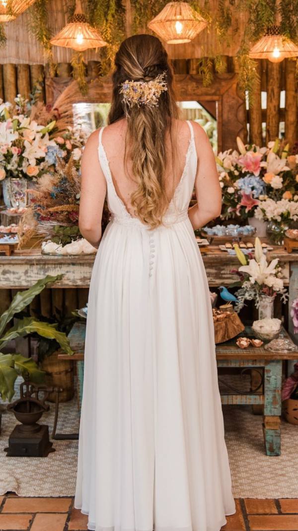 Vestido longo off-white fluido com costas nuas, alças finas trabalhadas em renda e detalhe de botões nas costas.