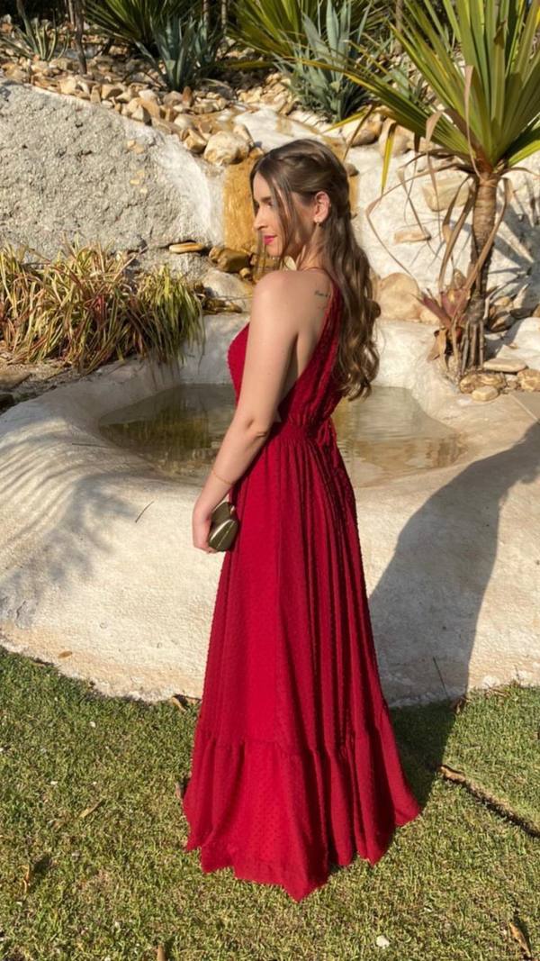 Vestido longo vermelho fluido em tecido leve com poá, costas nuas e saia esvoaçante com babado.