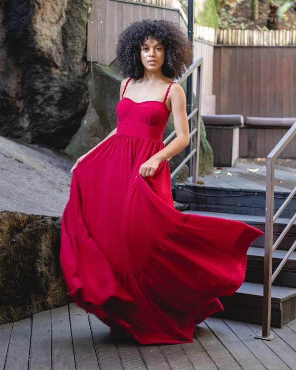 Vestido longo vermelho com alças finas, decote coração e saia ampla fluida.