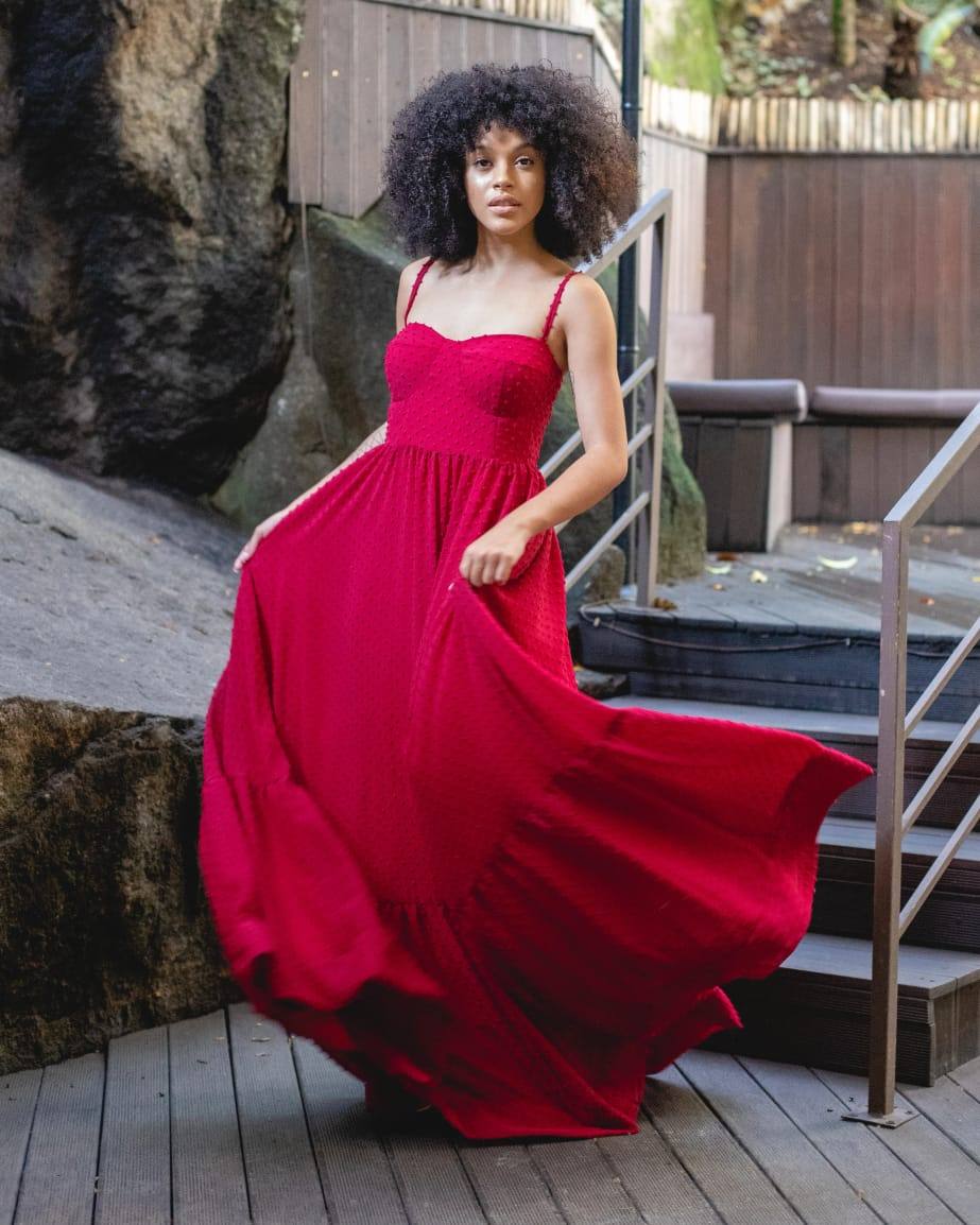 Vestido longo vermelho com alças finas, decote coração e saia ampla fluida.