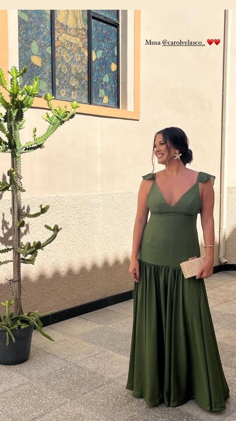 Vestido longo verde oliva com decote V, alças com babadinhos e saia fluida.