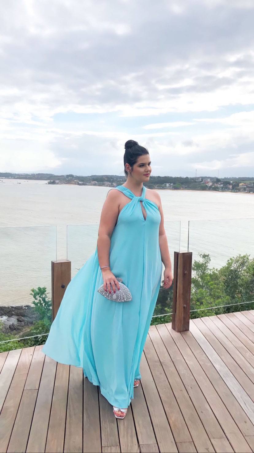 Vestido longo azul claro fluido de tecido leve, com decote frente única, detalhe de nó e recorte no busto.