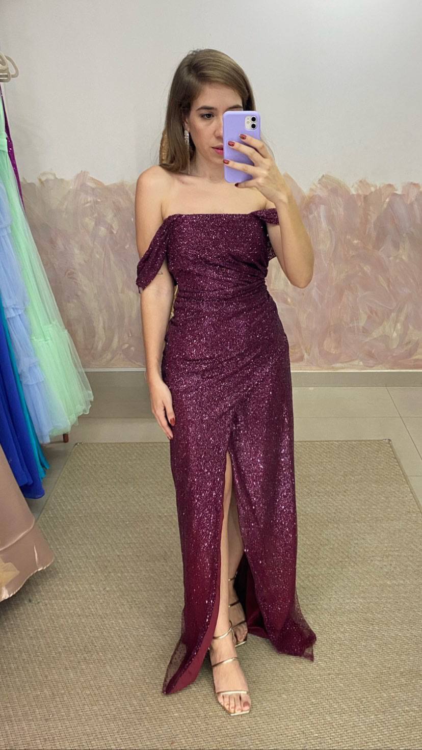 Vestido longo marsala de brilho com decote tomara que caia, caimento reto e fenda frontal.